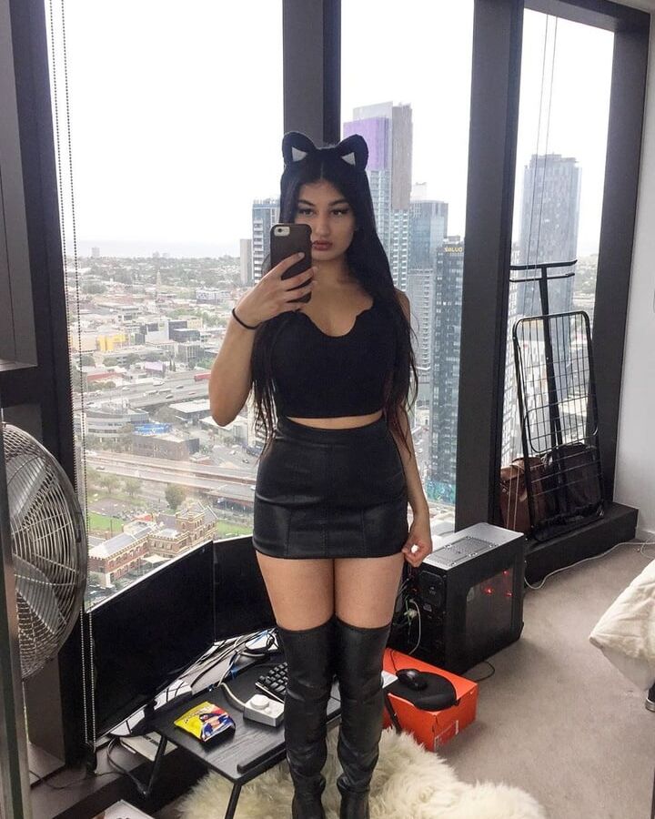 Paki Slut Madiha Loves Showing Off Her Sexy Body