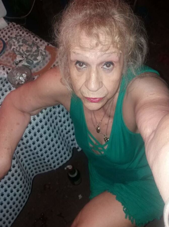 Abuela caliente me manda fotos sexis