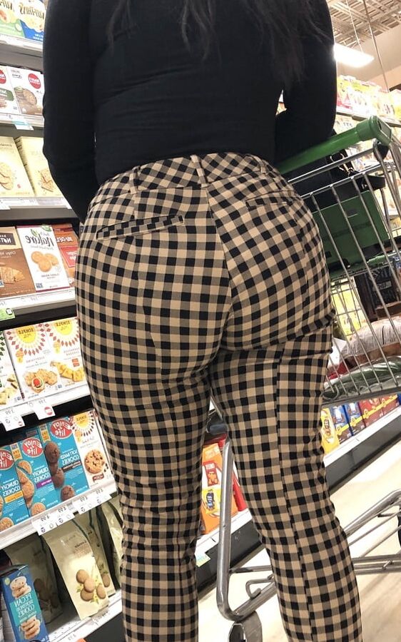 BIG JUICY LATINA ASS !!
