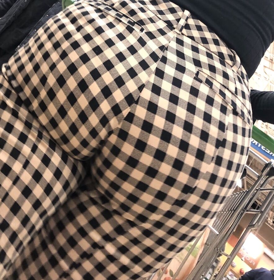 BIG JUICY LATINA ASS !!
