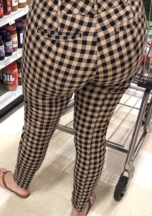 BIG JUICY LATINA ASS !!