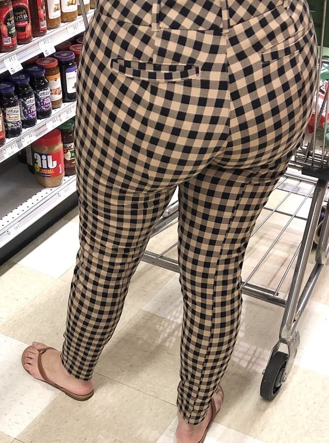 BIG JUICY LATINA ASS !!