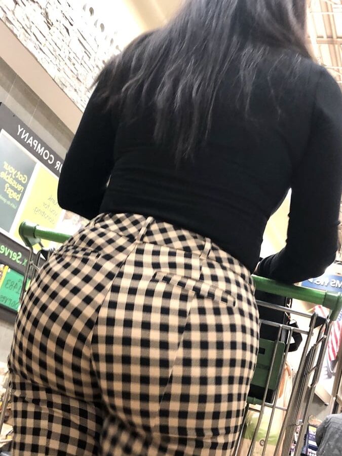 BIG JUICY LATINA ASS !!