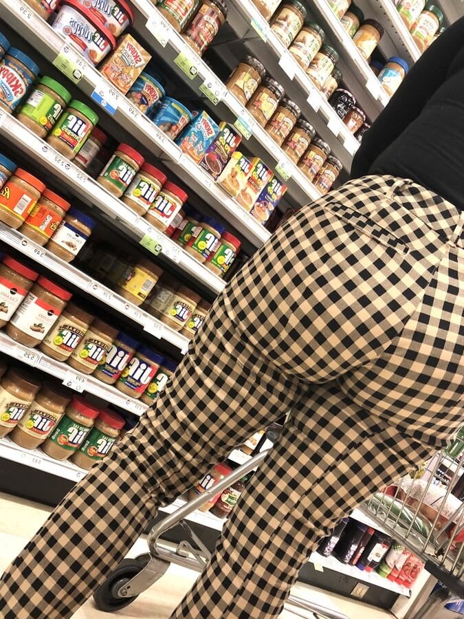 BIG JUICY LATINA ASS !!
