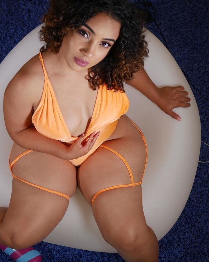 check out these curvy ladies