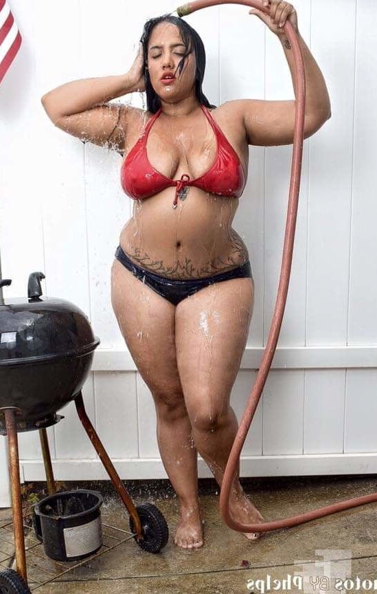 check out these curvy ladies