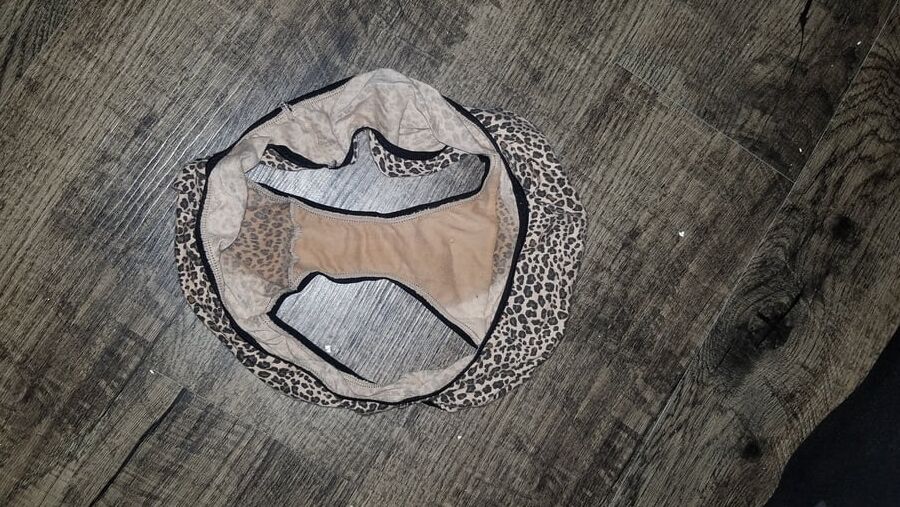 Sis panty RAID found pissy wet