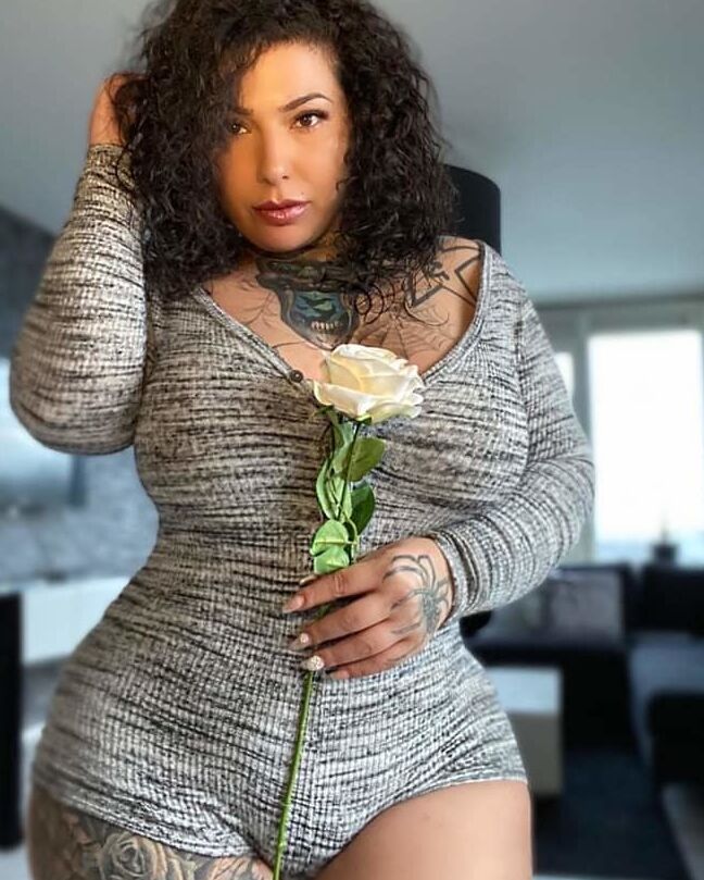 check out these curvy ladies