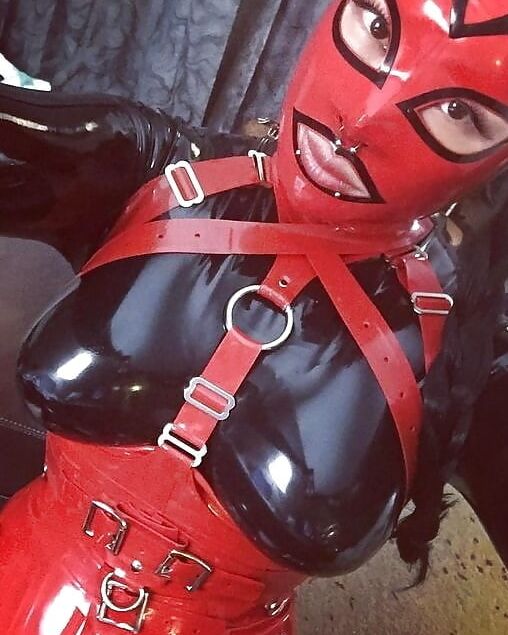Latex lovelies - the reason selfies exist