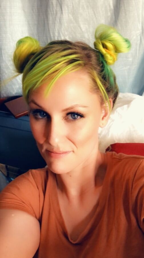 Nicky A lime peach