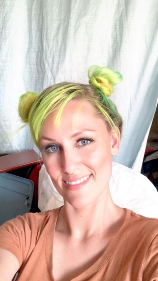 Nicky A lime peach