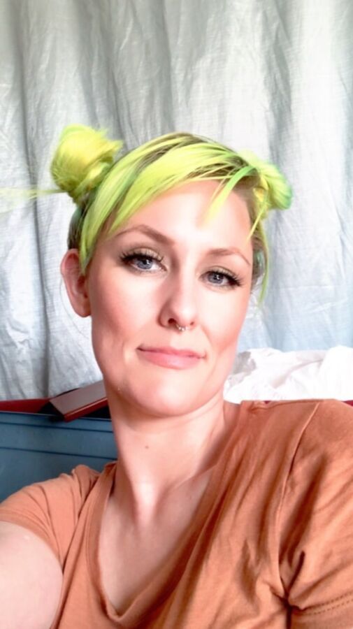 Nicky A lime peach