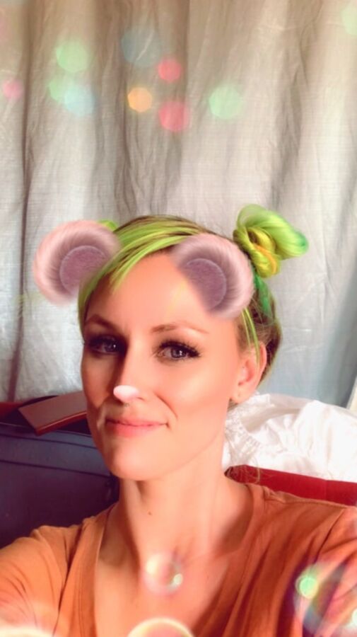 Nicky A lime peach