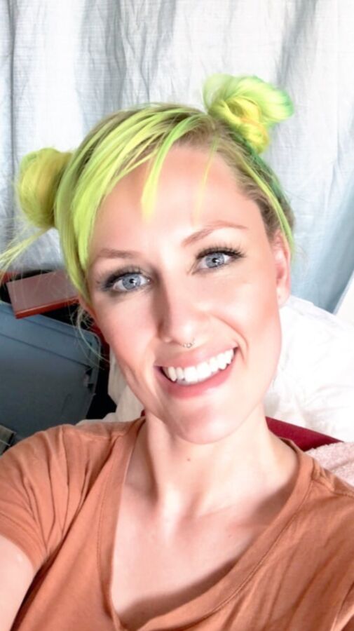 Nicky A lime peach
