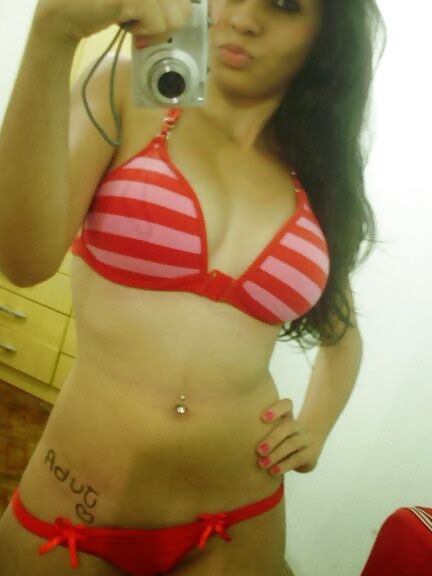 Amateur babe taking pics in the mirror
