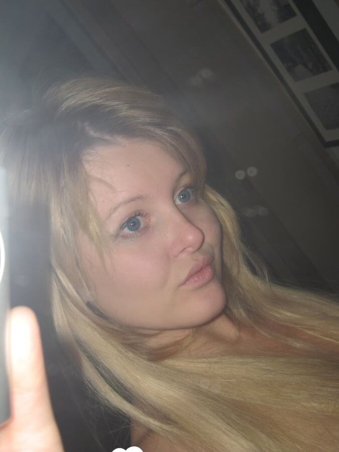 Blonde babe loves to tease with the mirror