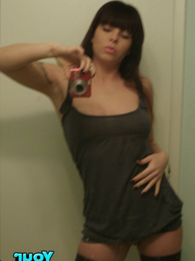 Amateur babe taking pics in the mirror