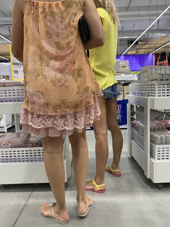 Upskirt Hot milf mature &amp; sexy shorts teen