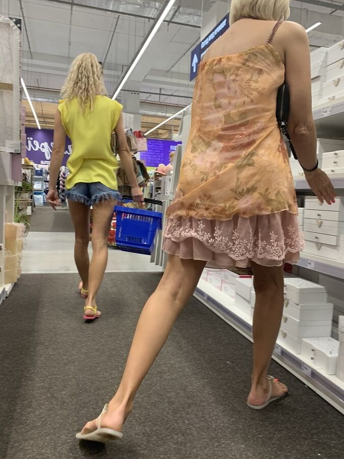 Upskirt Hot milf mature &amp; sexy shorts teen