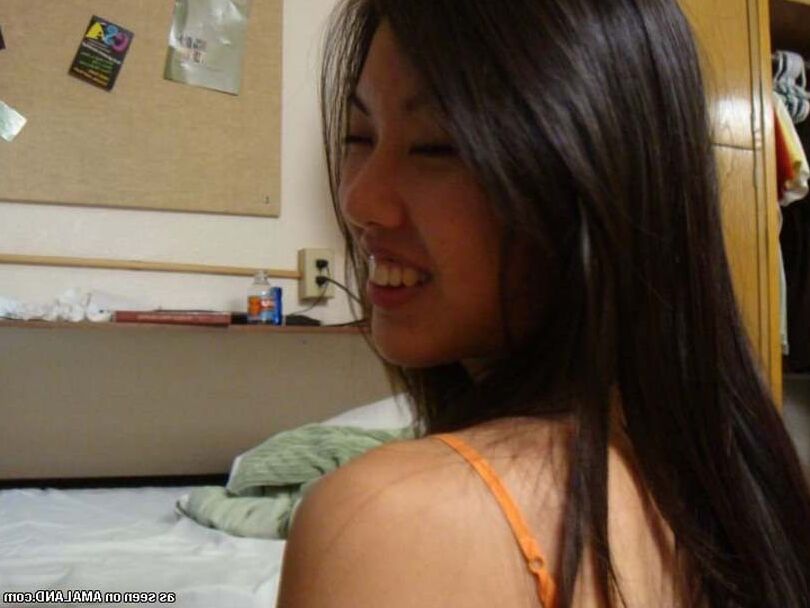 Chatte a nue