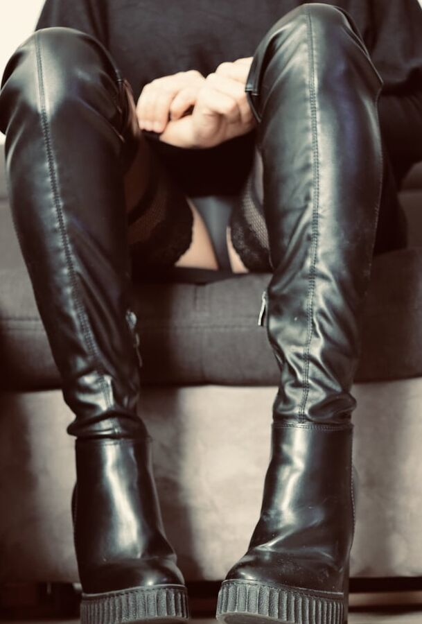 Exhibition Valentine&;s day cuissardes bas nylon cum on feet
