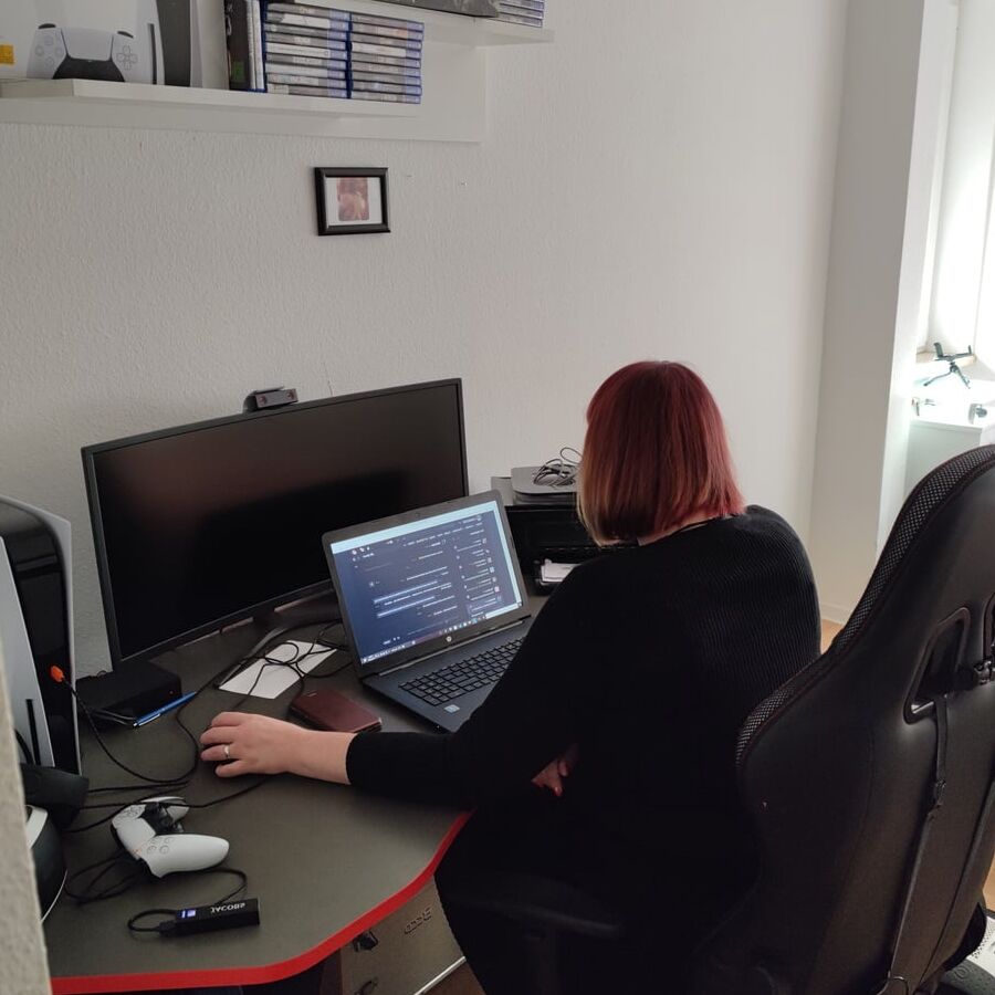 Frauelein_Kurivg mal Angezogen