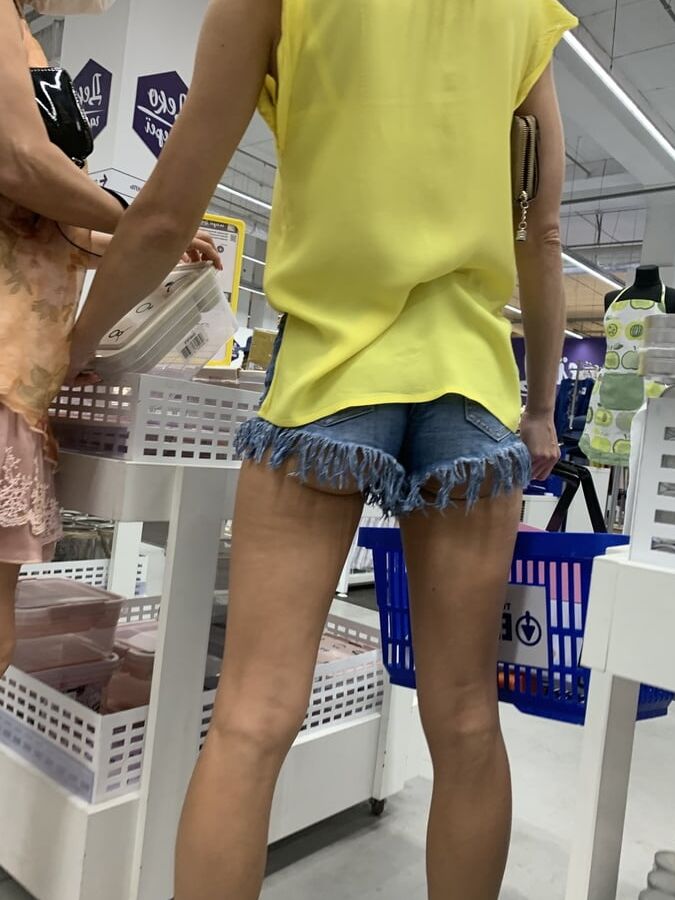 Upskirt Hot milf mature &amp; sexy shorts teen