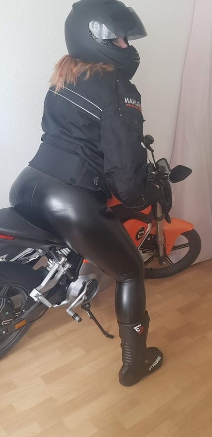 Frauelein_Kurivg mal Angezogen