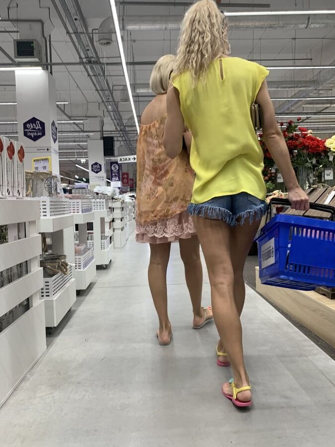 Upskirt Hot milf mature &amp; sexy shorts teen