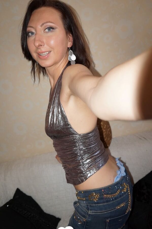 Beautiful babe from the office loves sending nudes