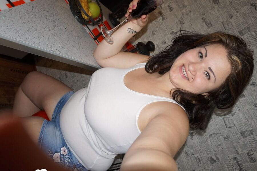 MILF with amazing big tits shows off