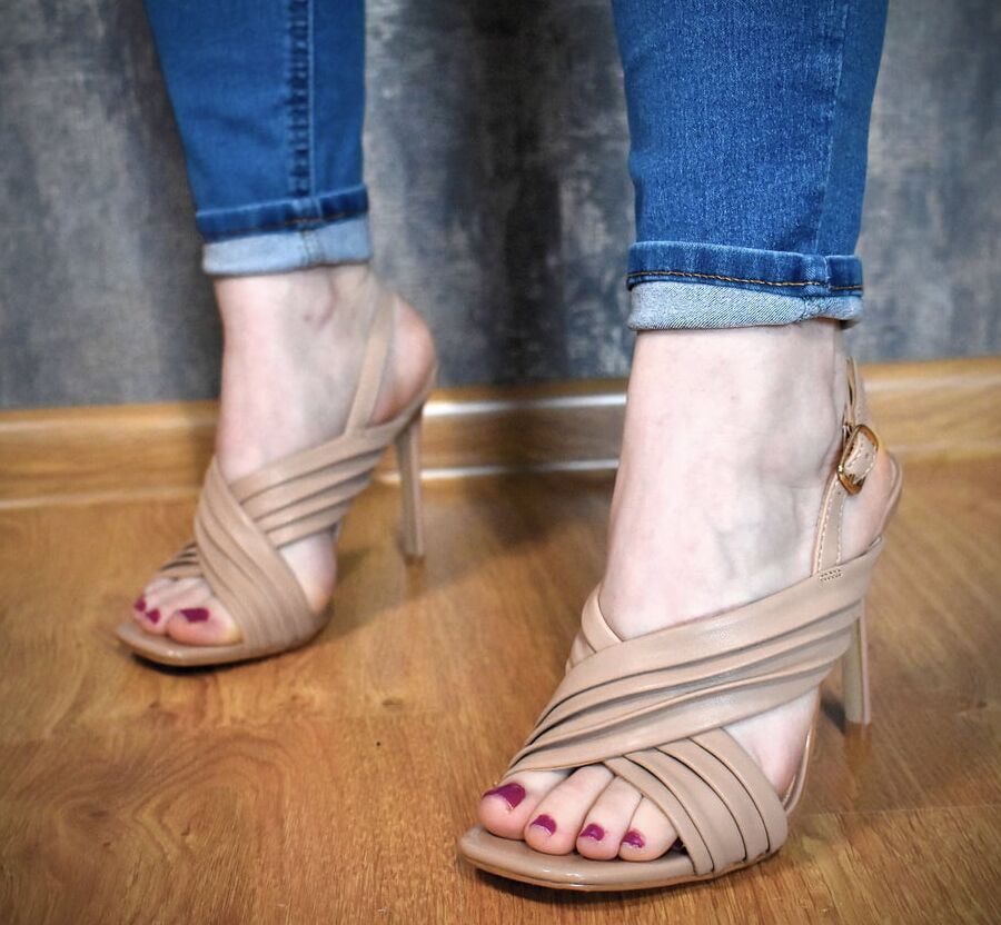 Juicy Lulu in sexy jeans and high heels teases