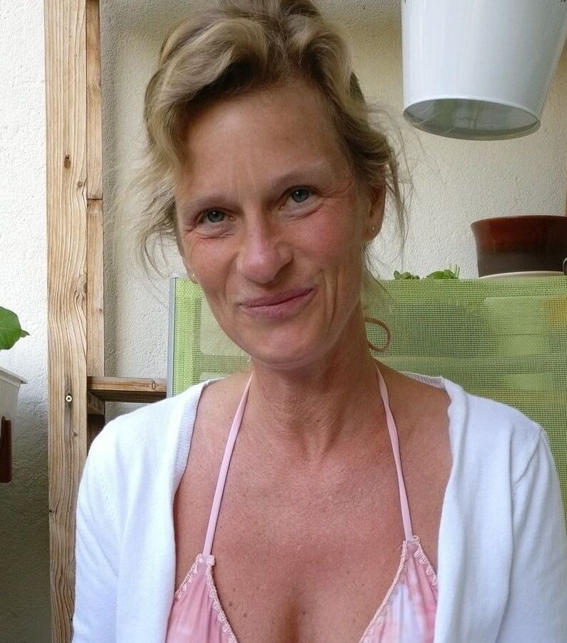 MATURES, MILFs, TEENS ...BEAUTIFUL WOMEN MIX