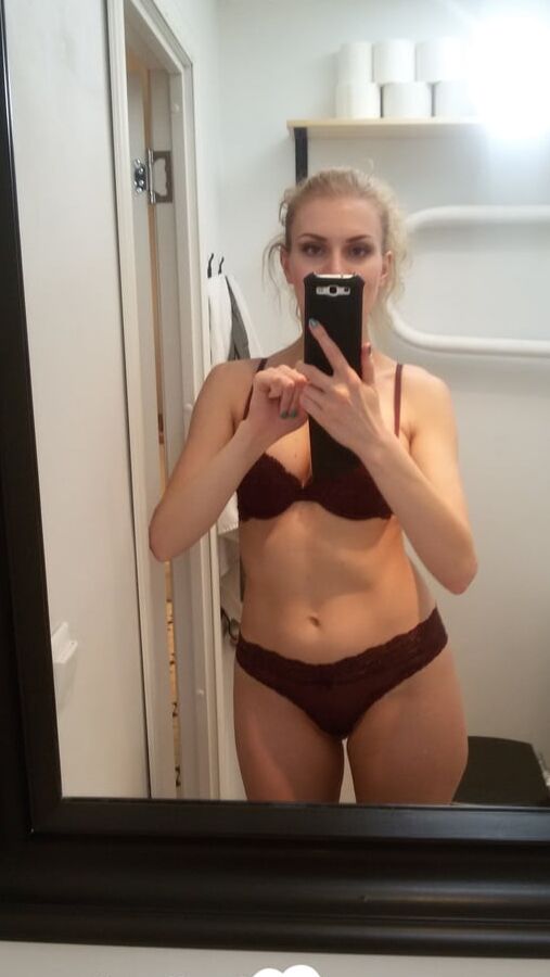 Blonde hottie knows how to take great selfies