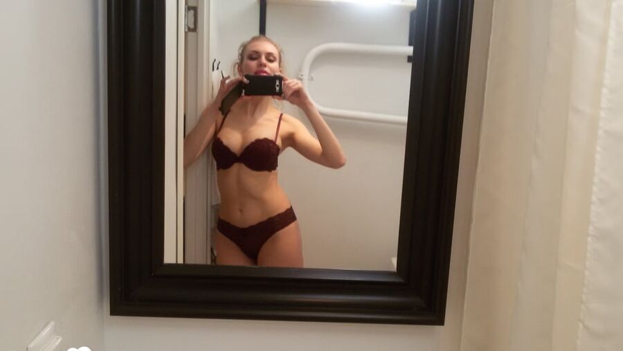 Blonde hottie knows how to take great selfies