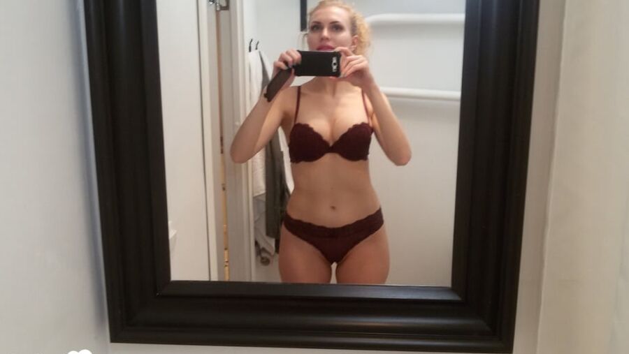 Blonde hottie knows how to take great selfies