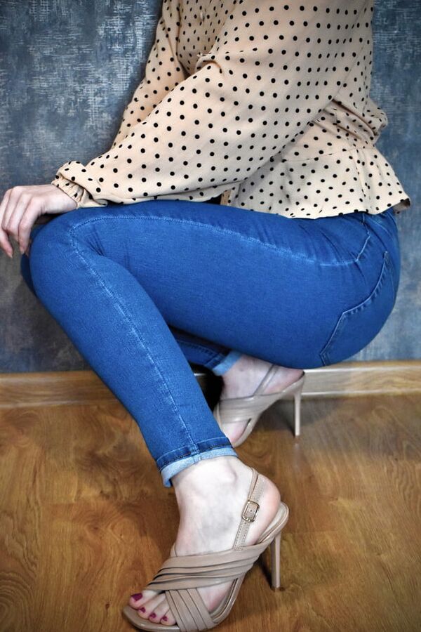Juicy Lulu in sexy jeans and high heels teases