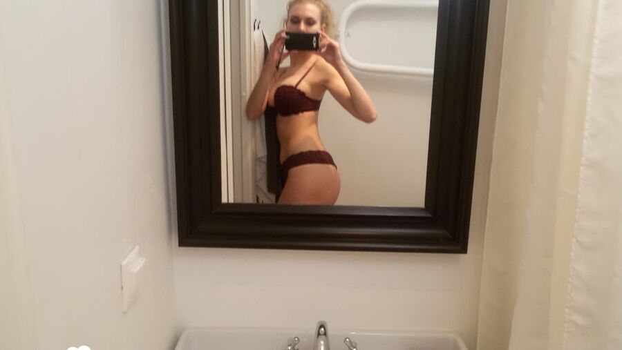 Blonde hottie knows how to take great selfies