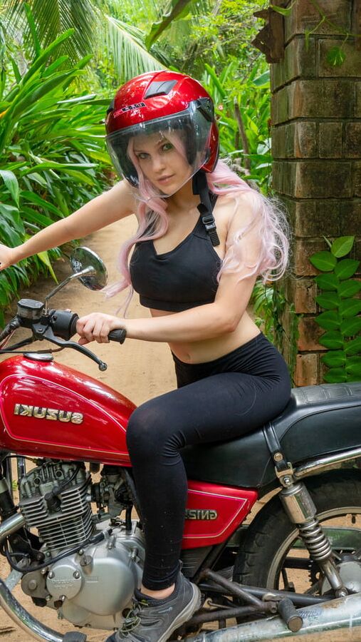 Moto sexy girl