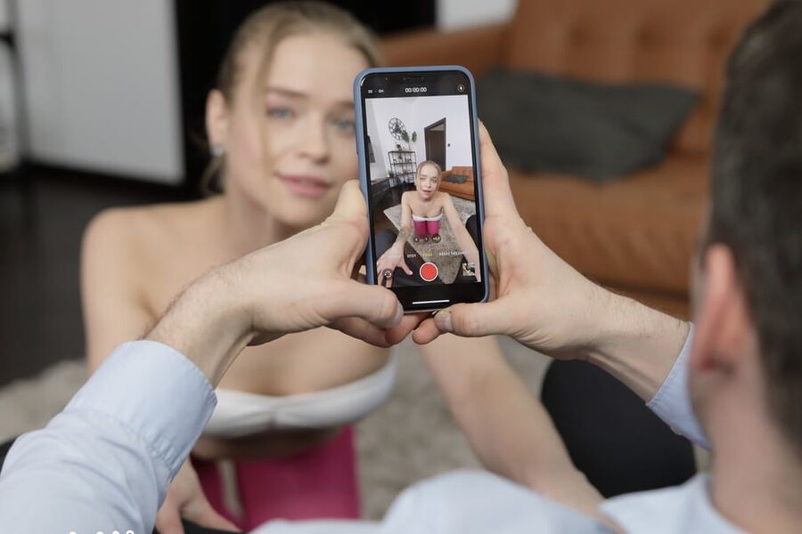 Alexa Flexy loves social media and anal sex
