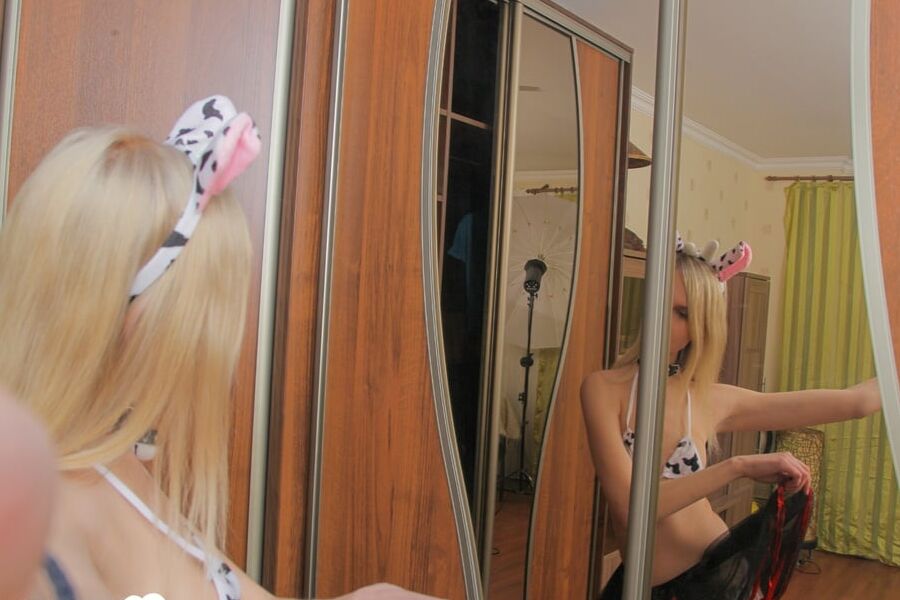 Juicy blonde poses in a sexy outfit