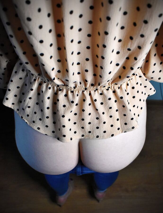 Juicy Lulu in sexy jeans and high heels teases