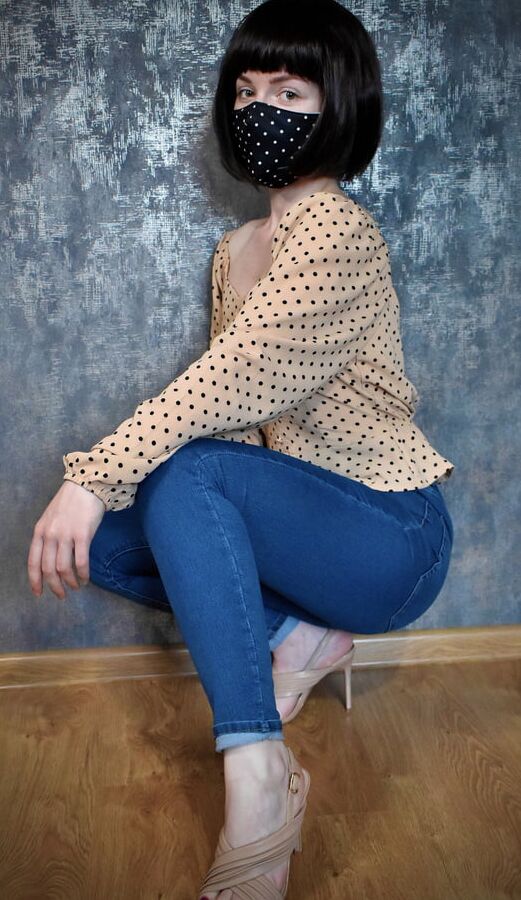 Juicy Lulu in sexy jeans and high heels teases
