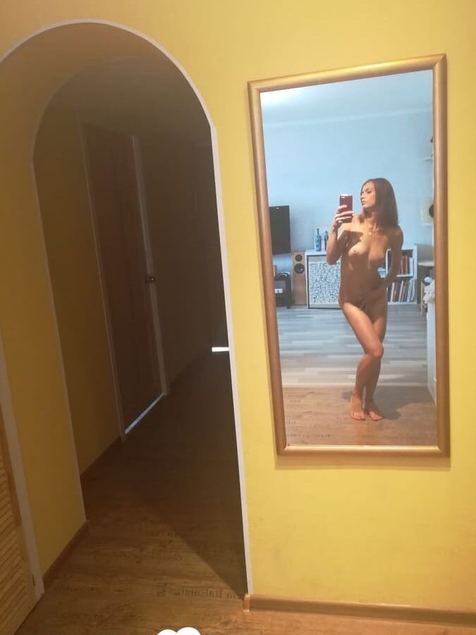 Amateur chick taking selfies for her man