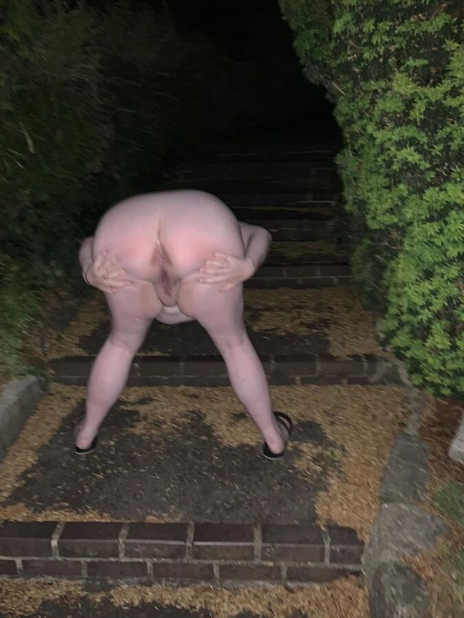 YoungEnglishBBW outdoor nude pose