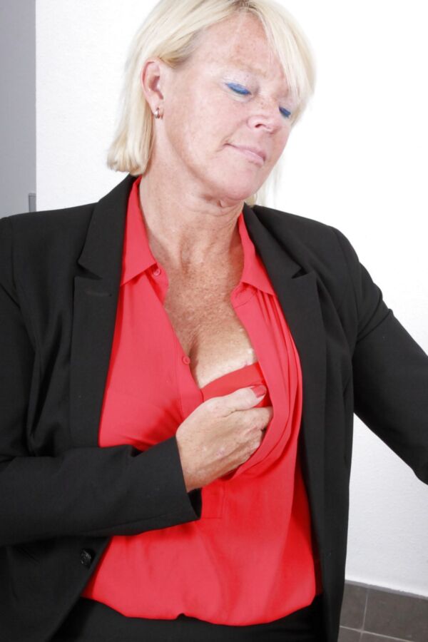 year old Belgium milf Sabine from OlderWomanFun