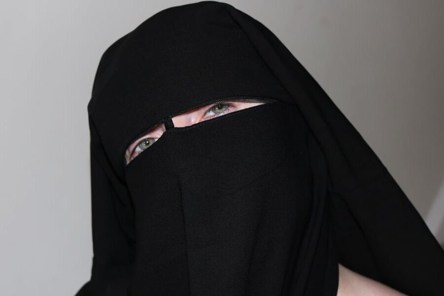 Niqab Wife Posing nude in Strappy high Heels
