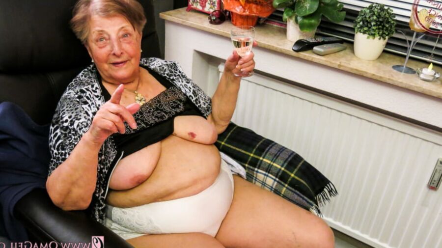 OmaGeil Hot collection of the sexy grannies