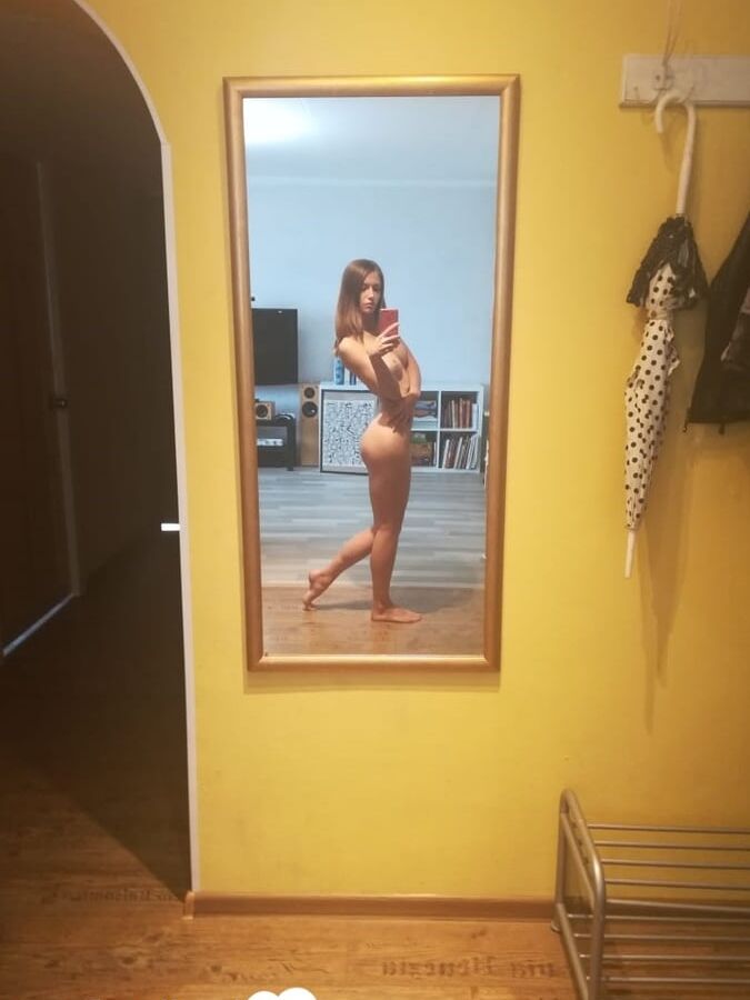 Amateur chick taking selfies for her man