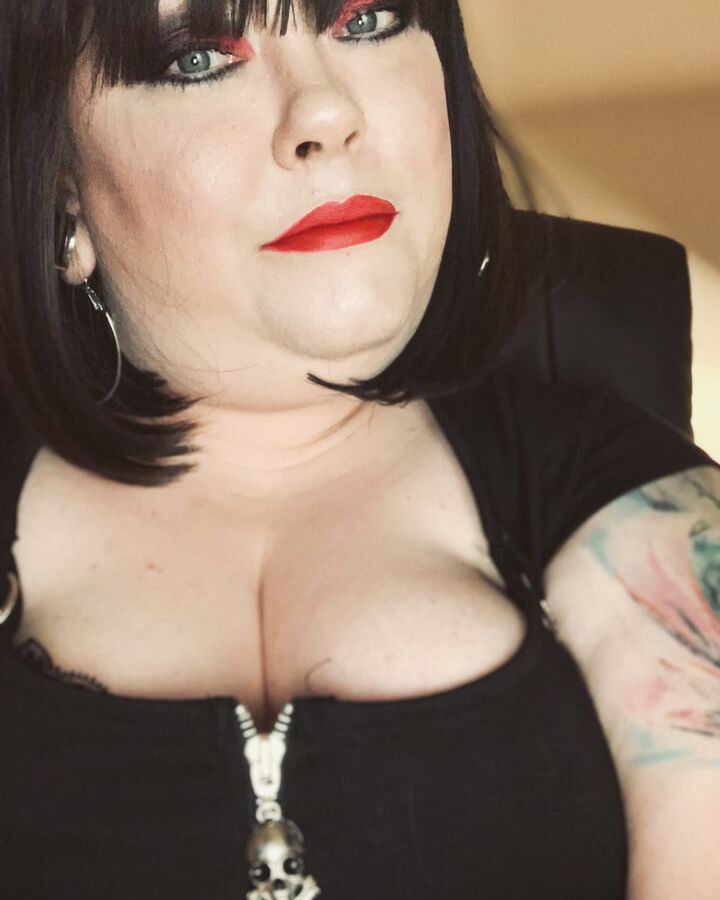 Tina Snua Selfies